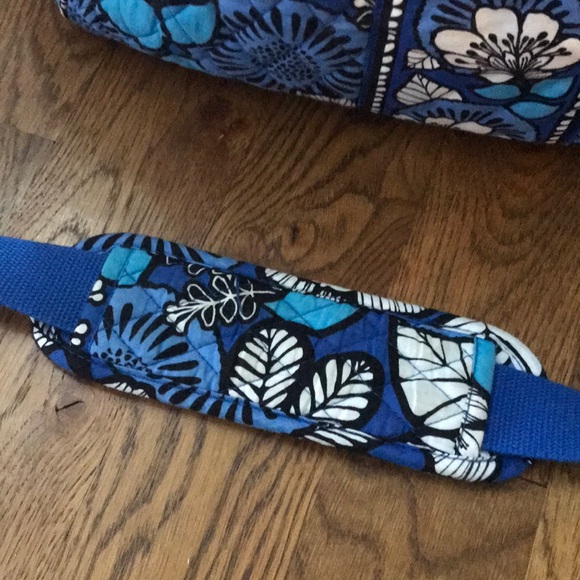 Vera Bradley weekend bag, duffel bag, travel bag🗺 - Picture 3 of 8